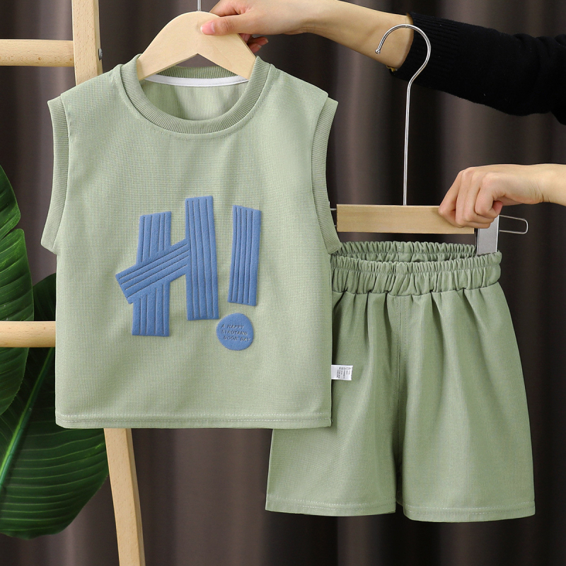 Детски летен костюм без ръкави: две части (жилетка без ръкави и къси панталони); мек полиестер 95%; принт с букви; подходящ за деца 3–8 години