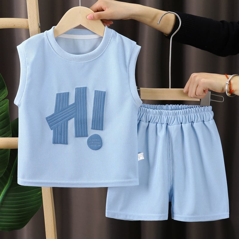 Детски летен костюм без ръкави: две части (жилетка без ръкави и къси панталони); мек полиестер 95%; принт с букви; подходящ за деца 3–8 години