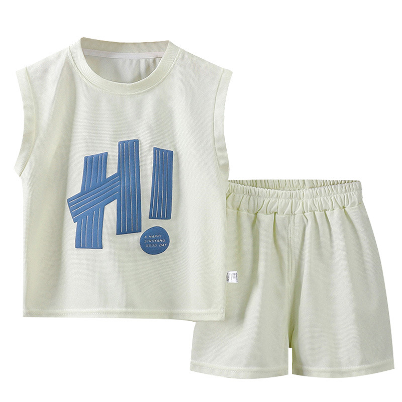 Детски летен костюм без ръкави: две части (жилетка без ръкави и къси панталони); мек полиестер 95%; принт с букви; подходящ за деца 3–8 години