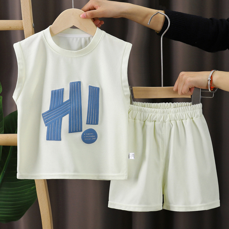 Детски летен костюм без ръкави: две части (жилетка без ръкави и къси панталони); мек полиестер 95%; принт с букви; подходящ за деца 3–8 години