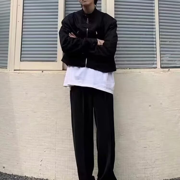 Muška jakna, inspirirana korejskim streetwearom, stojeći ovratnik, zatvarač sprijeda, kratka duljina, pamuk–poliester smjesa s poliesterom podstavom, umetnute džepove