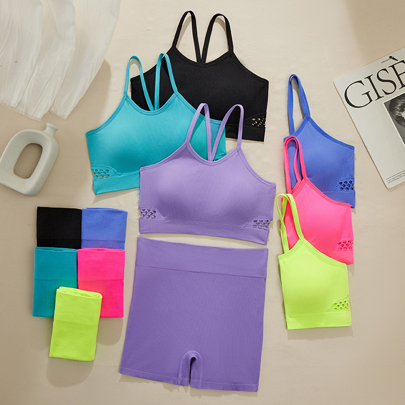 Set sutien din nailon, cupe triunghiulare cu model subțire, bretele fixe duble, căptușeală din elastan 90–95%, respirabil și confortabil