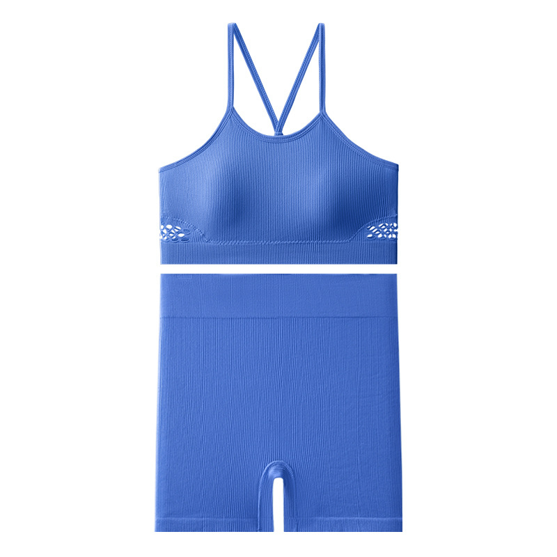 Set sutien din nailon, cupe triunghiulare cu model subțire, bretele fixe duble, căptușeală din elastan 90–95%, respirabil și confortabil