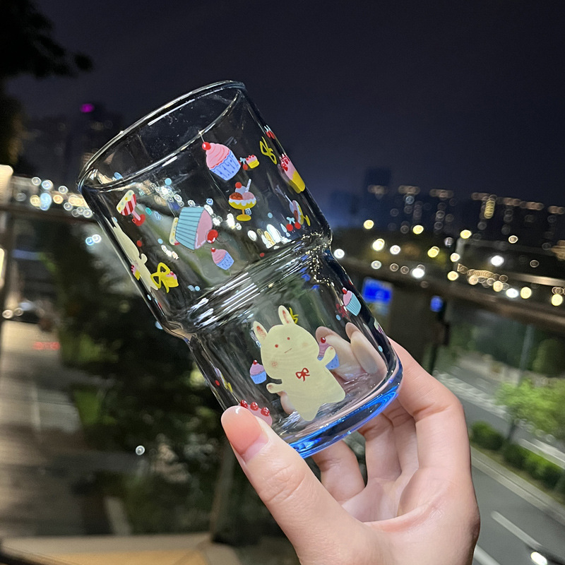 Terminuoto stiklo vandens puodelis su karikatūriniu raštu, apvalus be rankenos, atsparus karščiui, tinkamas arbatai ir kavai, galima pritaikyti