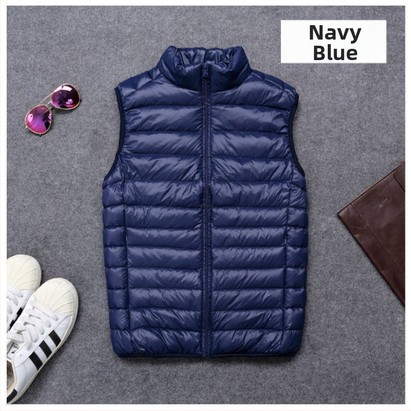 Vyrinė lengva pūnuota liemenė su White Duck Down užpildymu, kašmyro turinys 66–70%, trumpas ilgis (40–50 cm), be apykaklės, tinkama pavasariui ir rudeniui.