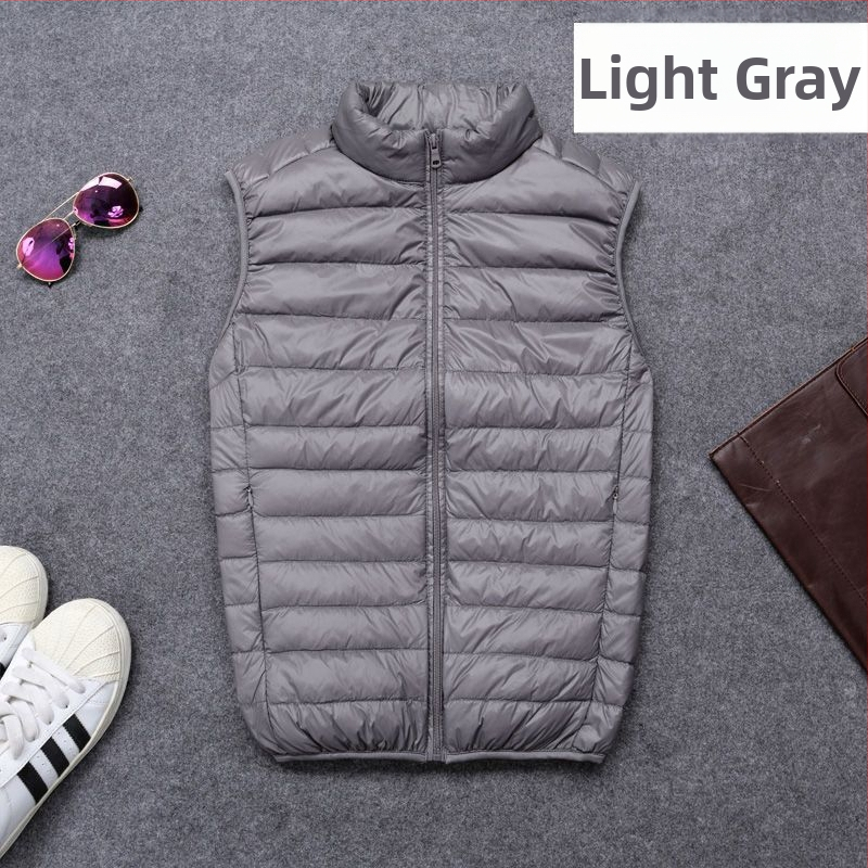 Vyrinė lengva pūnuota liemenė su White Duck Down užpildymu, kašmyro turinys 66–70%, trumpas ilgis (40–50 cm), be apykaklės, tinkama pavasariui ir rudeniui.