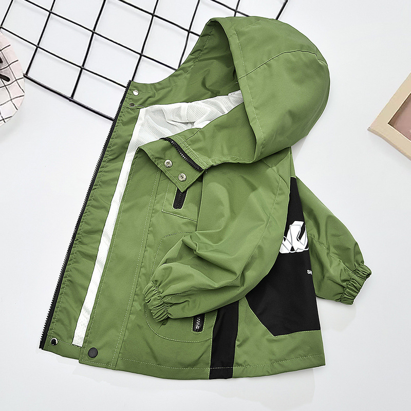 Gyerek tavaszi kabát rögzített kapucnival és cipzárral, kerek nyakú, hosszú ujjú, könnyű anyag, külső és bélés 100% poliészter