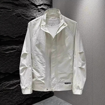 Muško jakne sa stojeći ovratnik, prednji zip, uski kroj, bočni džepovi, vanjska i podstava 100% poliester