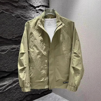 Muško jakne sa stojeći ovratnik, prednji zip, uski kroj, bočni džepovi, vanjska i podstava 100% poliester