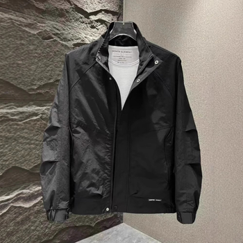 Muško jakne sa stojeći ovratnik, prednji zip, uski kroj, bočni džepovi, vanjska i podstava 100% poliester