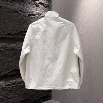 Muško jakne sa stojeći ovratnik, prednji zip, uski kroj, bočni džepovi, vanjska i podstava 100% poliester