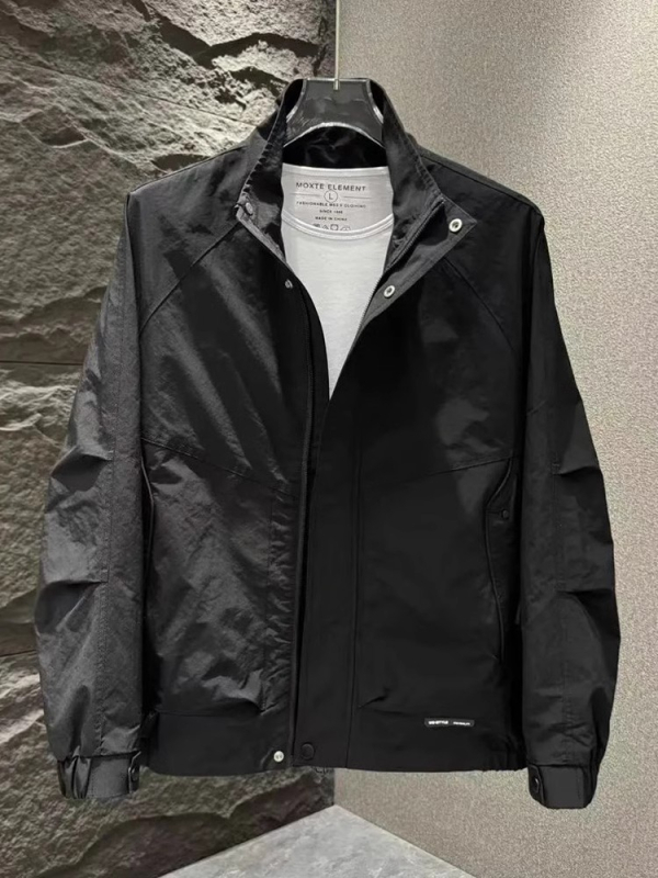 Muško jakne sa stojeći ovratnik, prednji zip, uski kroj, bočni džepovi, vanjska i podstava 100% poliester