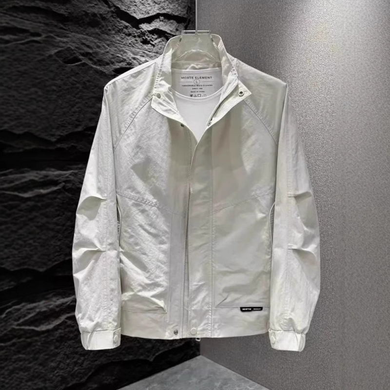 Muško jakne sa stojeći ovratnik, prednji zip, uski kroj, bočni džepovi, vanjska i podstava 100% poliester