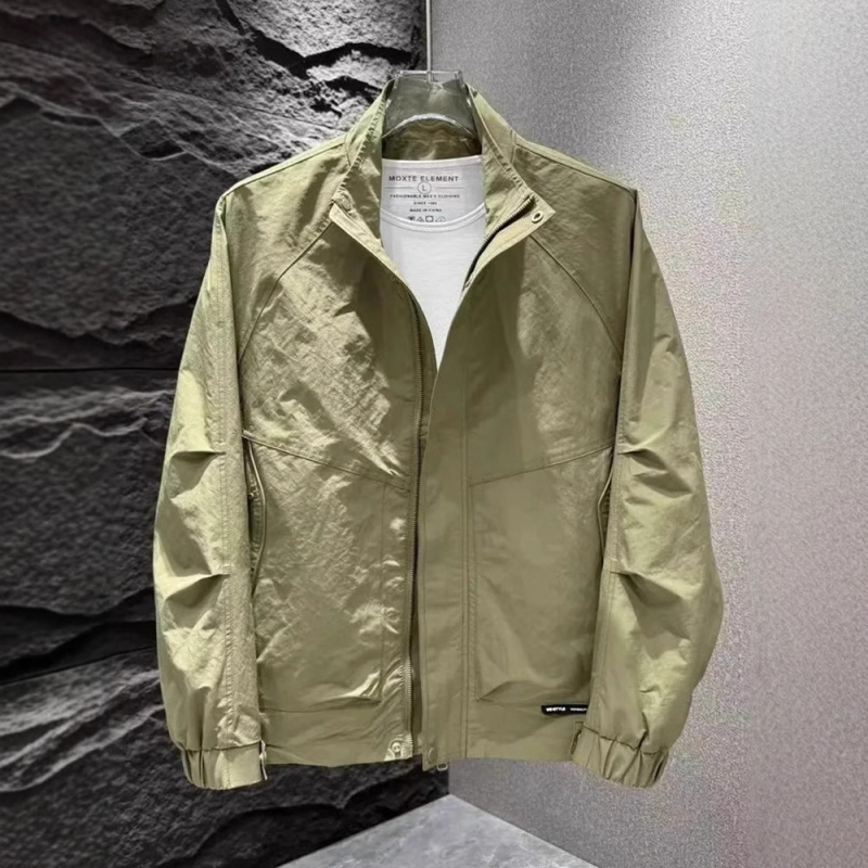 Muško jakne sa stojeći ovratnik, prednji zip, uski kroj, bočni džepovi, vanjska i podstava 100% poliester