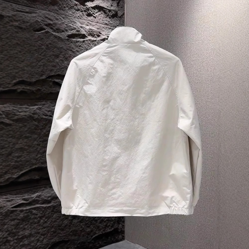 Muško jakne sa stojeći ovratnik, prednji zip, uski kroj, bočni džepovi, vanjska i podstava 100% poliester