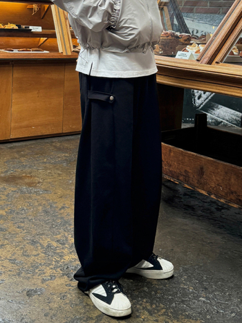 Gatvės stiliaus sportinės laisvo kirpimo kelnės, vidurio juosmens raišteliu užsegimas, medvilnės mišinio audinys