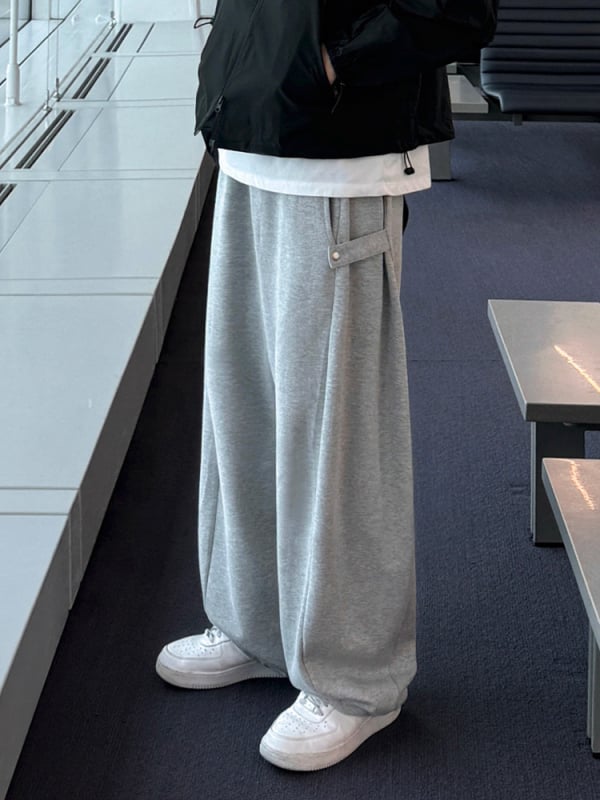 Gatvės stiliaus sportinės laisvo kirpimo kelnės, vidurio juosmens raišteliu užsegimas, medvilnės mišinio audinys