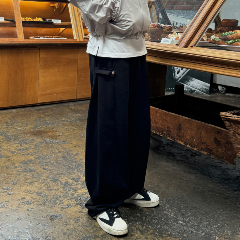 Gatvės stiliaus sportinės laisvo kirpimo kelnės, vidurio juosmens raišteliu užsegimas, medvilnės mišinio audinys