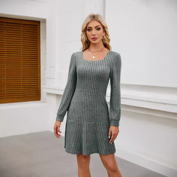 Suknelė su kvadratine apykakle, žibintinių rankovėmis, A-linijos siluetas, midi ilgis, aukšta juosmens