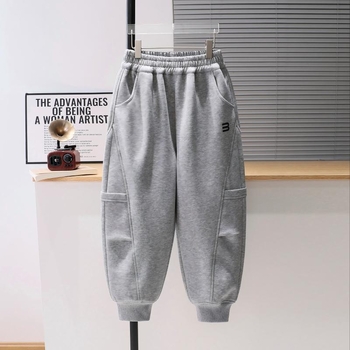 Момчешки спортни панталони от памук: 60% памук, 40% полиестер; вътрешен слой 96% полиестер, 4% спандекс; средна талия с ластик; пролетно–есенен сезон; за деца над 8 години