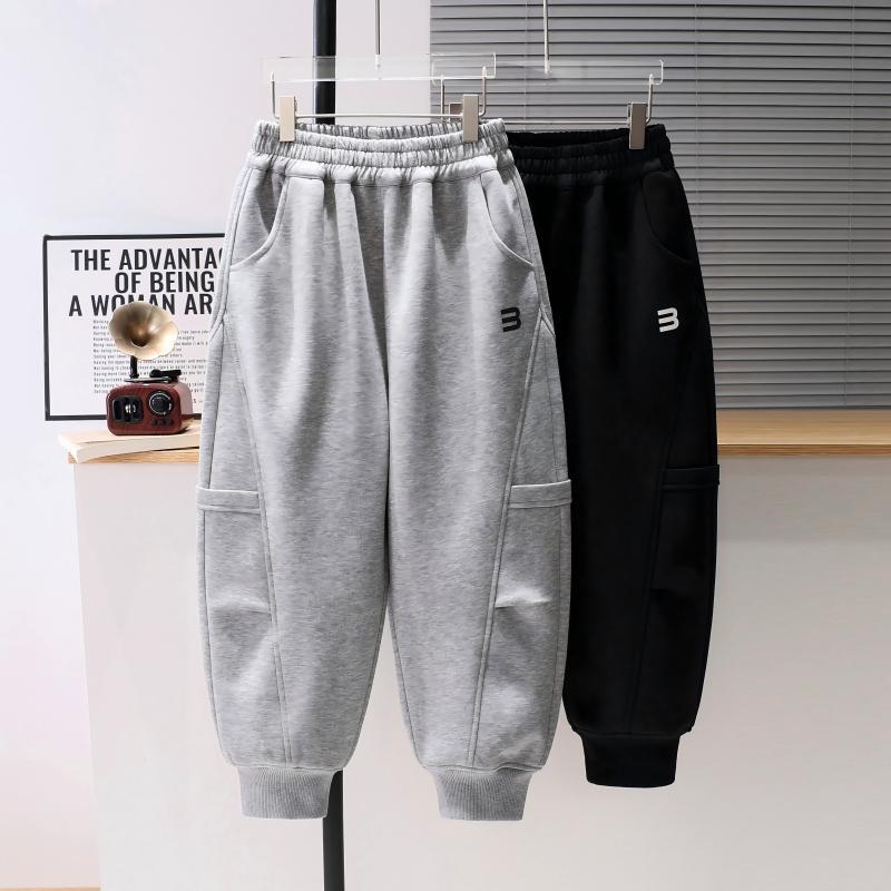 Момчешки спортни панталони от памук: 60% памук, 40% полиестер; вътрешен слой 96% полиестер, 4% спандекс; средна талия с ластик; пролетно–есенен сезон; за деца над 8 години