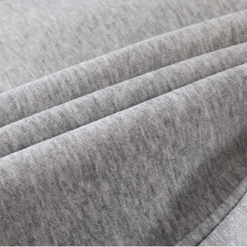 Момчешки спортни панталони от памук: 60% памук, 40% полиестер; вътрешен слой 96% полиестер, 4% спандекс; средна талия с ластик; пролетно–есенен сезон; за деца над 8 години