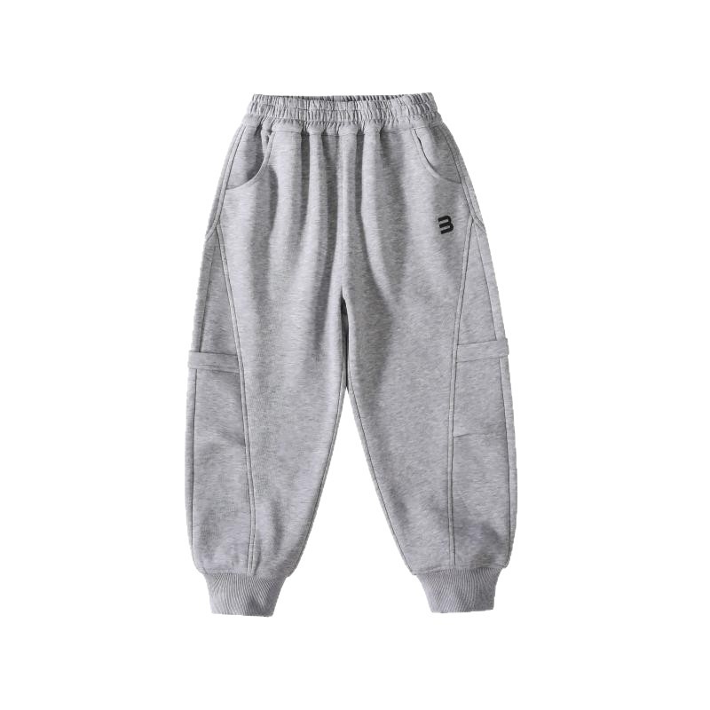 Момчешки спортни панталони от памук: 60% памук, 40% полиестер; вътрешен слой 96% полиестер, 4% спандекс; средна талия с ластик; пролетно–есенен сезон; за деца над 8 години