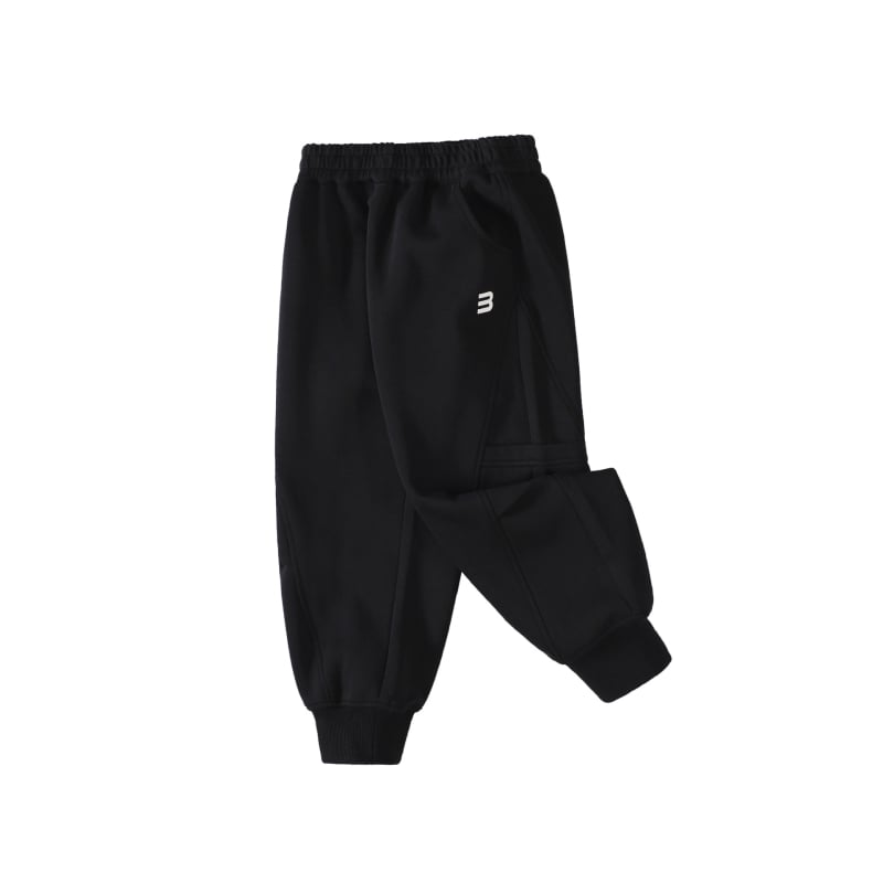 Момчешки спортни панталони от памук: 60% памук, 40% полиестер; вътрешен слой 96% полиестер, 4% спандекс; средна талия с ластик; пролетно–есенен сезон; за деца над 8 години