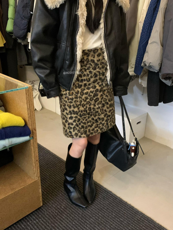 Suknja s leopard uzorkom, usko pristaje uz bokove, srednje duljine, od poliestera, mikroelastična, bez glačanja (Zima 2025)