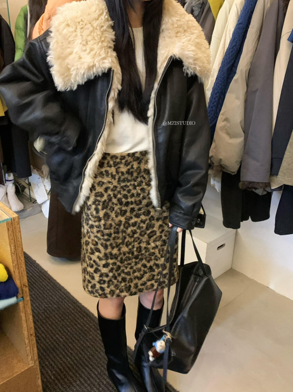 Suknja s leopard uzorkom, usko pristaje uz bokove, srednje duljine, od poliestera, mikroelastična, bez glačanja (Zima 2025)