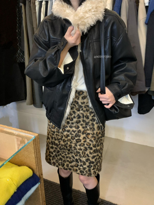 Suknja s leopard uzorkom, usko pristaje uz bokove, srednje duljine, od poliestera, mikroelastična, bez glačanja (Zima 2025)