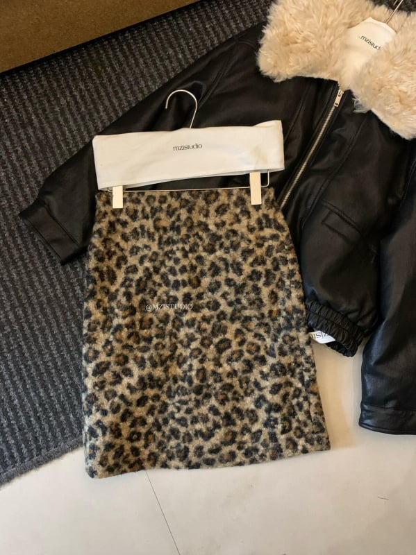 Suknja s leopard uzorkom, usko pristaje uz bokove, srednje duljine, od poliestera, mikroelastična, bez glačanja (Zima 2025)
