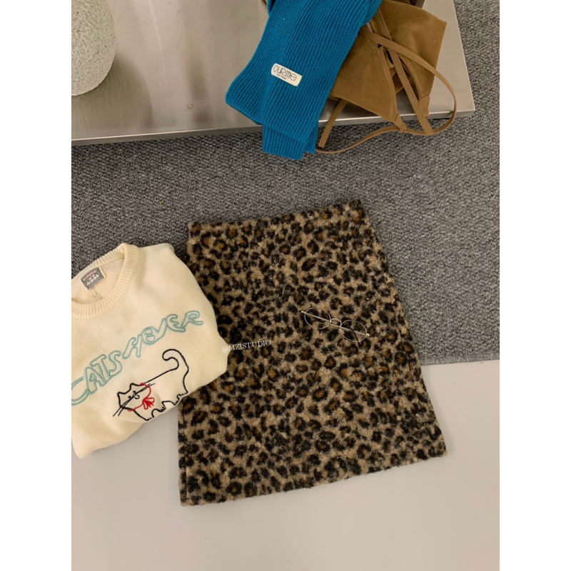 Suknja s leopard uzorkom, usko pristaje uz bokove, srednje duljine, od poliestera, mikroelastična, bez glačanja (Zima 2025)