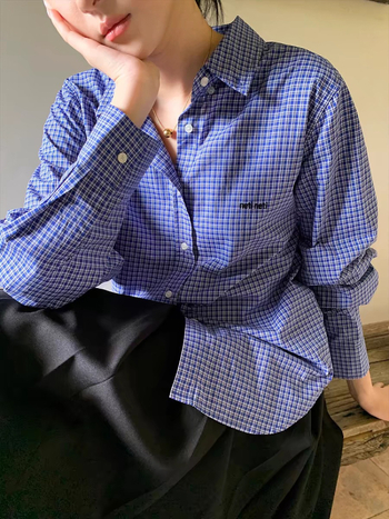 Pamukasta košulja s tekstualnim uzorkom, dugi rukavi, ovratnik, izšivani detalji