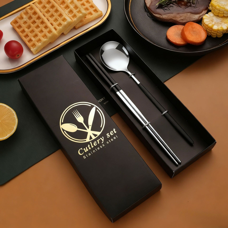 Nerūdijančio plieno stalo įrankių rinkinys – peilis, šakutė, šaukštas ir lazdelės; 410 nerūdijantis plienas, veidrodinis poliravimas, dovanos pakuotė, galimybė pritaikyti