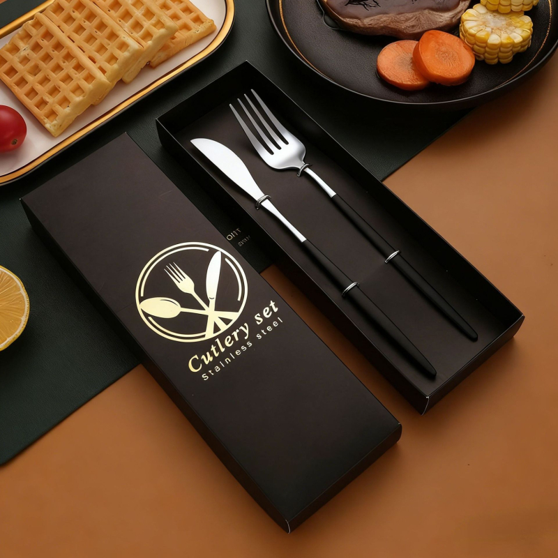 Nerūdijančio plieno stalo įrankių rinkinys – peilis, šakutė, šaukštas ir lazdelės; 410 nerūdijantis plienas, veidrodinis poliravimas, dovanos pakuotė, galimybė pritaikyti