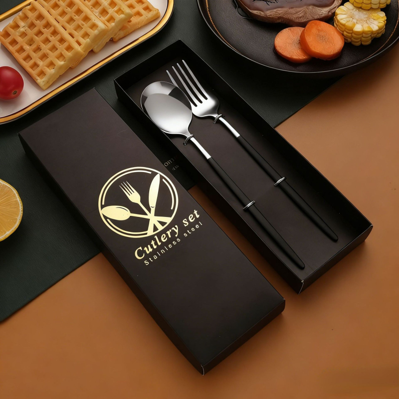 Nerūdijančio plieno stalo įrankių rinkinys – peilis, šakutė, šaukštas ir lazdelės; 410 nerūdijantis plienas, veidrodinis poliravimas, dovanos pakuotė, galimybė pritaikyti