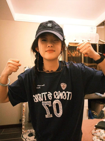 Ženski pamukasti T-shirt kratkih rukava s anime printom, slobodan kroj, okrugli izrez, srednja duljina