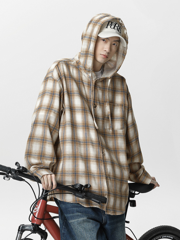 Мъжка риза-яке с качулка, каре, дълги ръкави, свободен силует, ла-пел яка.