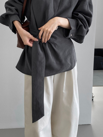 Teksturirana pamučna košulja s kaišem, dugi rukavi, ovratnik s reverom, jednostruko kopčanje