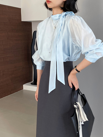 Lyocell (Tencel) kiududest särk polüestri sisaldusega, ümmargune kaelus, pikad varrukad, paneeli-kollaaž disain