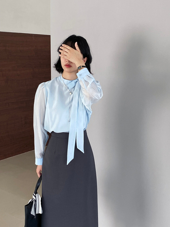 Lyocell (Tencel) kiududest särk polüestri sisaldusega, ümmargune kaelus, pikad varrukad, paneeli-kollaaž disain