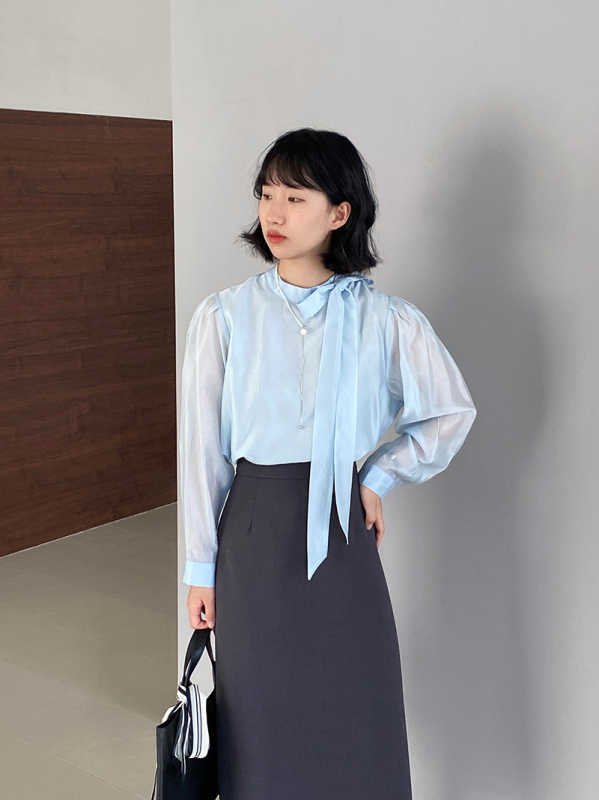 Lyocell (Tencel) kiududest särk polüestri sisaldusega, ümmargune kaelus, pikad varrukad, paneeli-kollaaž disain