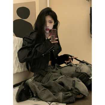 Sieviešu mākslīgās ādas jaka, polo apkakle, rāvējslēdzēja aizdare, ultra īss garums, pavasaris 2025.