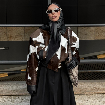 Sieviešu ādas jaka — street-hipster stilā, apkakle ar lapiņu, brīvs griezums, garas piedurknes, divu pogu aizdare