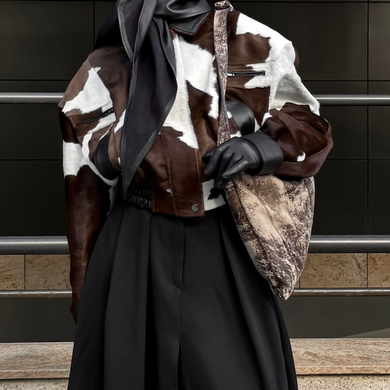 Sieviešu ādas jaka — street-hipster stilā, apkakle ar lapiņu, brīvs griezums, garas piedurknes, divu pogu aizdare