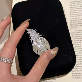 Vario kaklo papuošalas-broš su lapų motyvu ir auksu dengtais akmenimis, elektroplakavimas, Yijiang, unisex, ruduo 2025