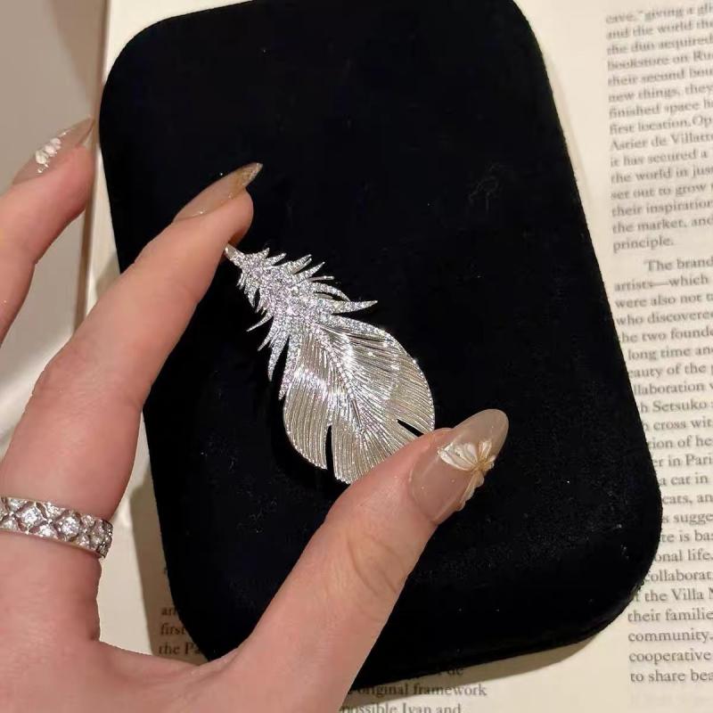 Vario kaklo papuošalas-broš su lapų motyvu ir auksu dengtais akmenimis, elektroplakavimas, Yijiang, unisex, ruduo 2025