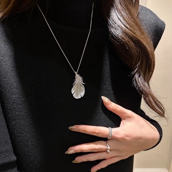 Plunksnų motyvo segė-žiedas vario pagrindu, auksu dengtais dirbtiniais akmenimis, Prekės ženklas Billion Craftsmen, Kilmė Shanwei