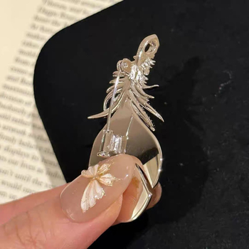 Plunksnų motyvo segė-žiedas vario pagrindu, auksu dengtais dirbtiniais akmenimis, Prekės ženklas Billion Craftsmen, Kilmė Shanwei